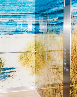 Mittags funkelt das Wasser in der Sonne. Die Zeit bleibt stehen, wenn wir das Glitzern betrachten. Das Meer rauscht weiter ans Ufer, als wäre nichts. Nur der Sound erinnert uns daran, dass alles in Bewegung ist.