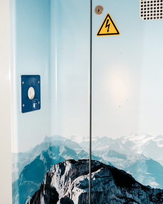 Die Berge sprechen in Schatten. Die Stimmen überlagern sich mit der Bewegung der Sonne. Uns ist, als ob die Landschaft sich zurückzieht. Die Kanten, die Hänge, Wände, Gipfel – sie stürzen sich den Berg hinab.